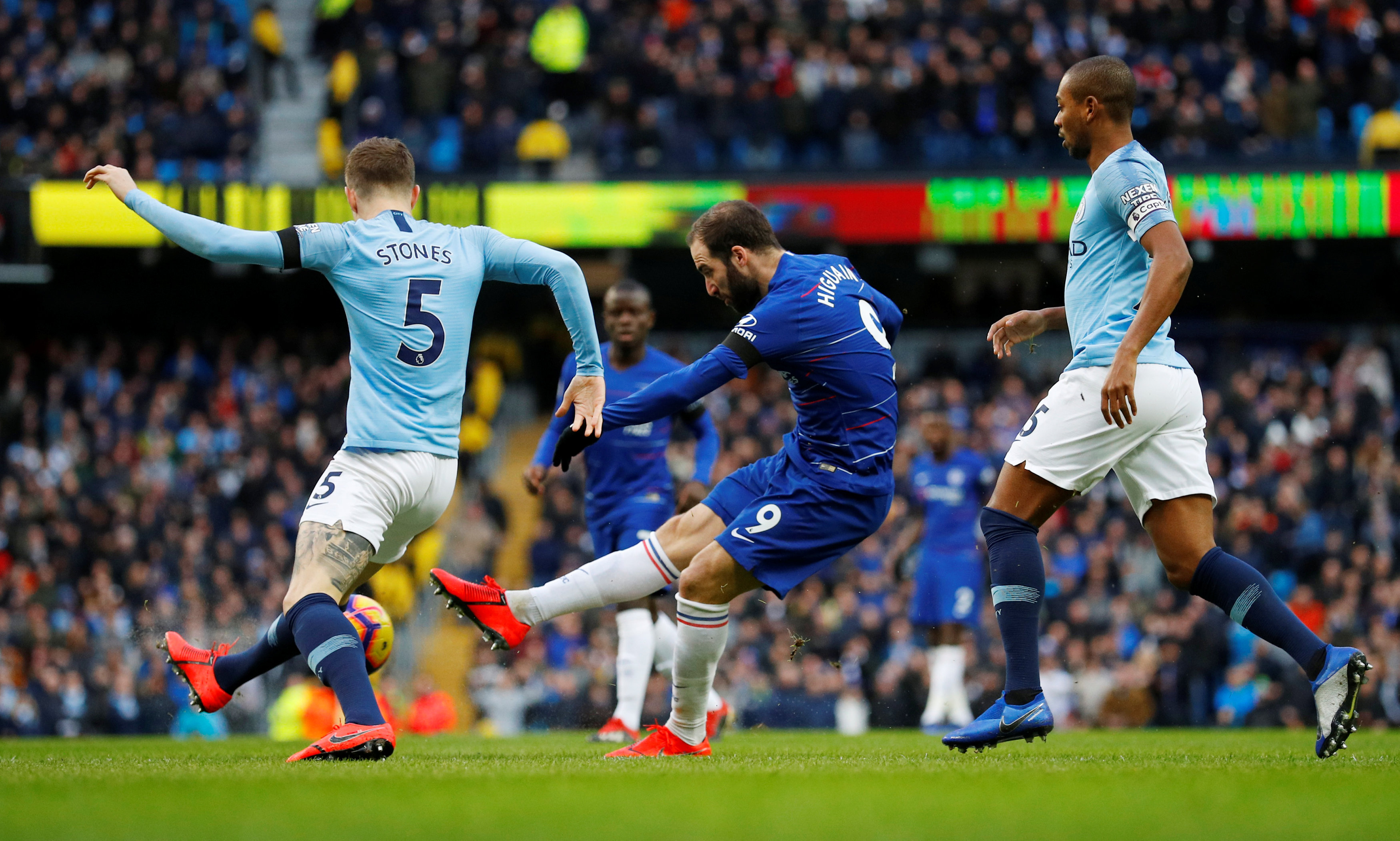 英超争四大战愈演愈烈（英超前四之争日趋白热化）