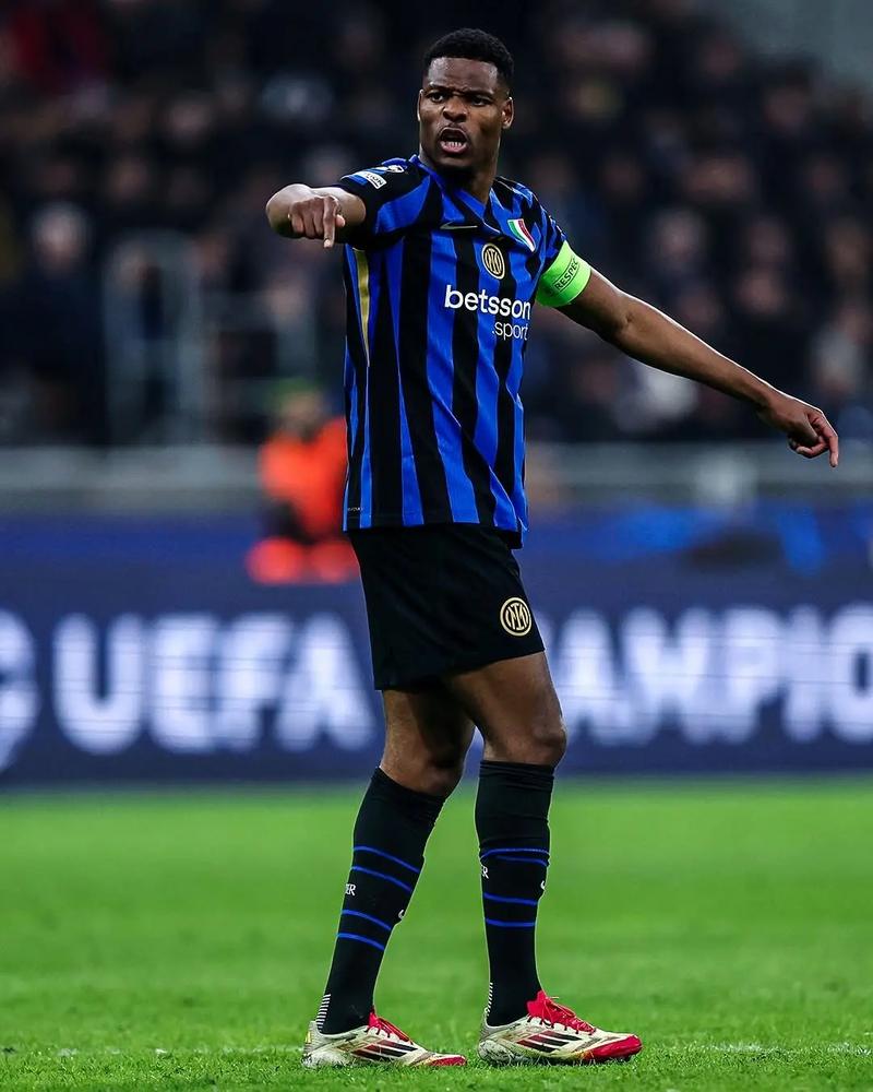 阿森纳曾4次在圣诞节前登顶，但也被曼市双雄四杀无缘夺冠（阿森纳曾四度圣诞前领跑，却被曼市双雄主客场双杀，终与冠军无缘）