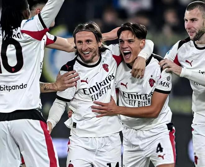 数据全面！王奕博加盟青岛首秀12分5篮板3助攻2抢断（王奕博青岛首秀数据亮眼：12分5篮板3助攻2抢断）