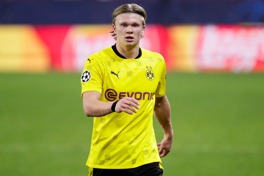 太阳报：里奇的主持人女友亮相米兰德比，透视装造型引发热议（太阳报称：里奇的主持人女友出席米兰德比，身着透视装引发热议）