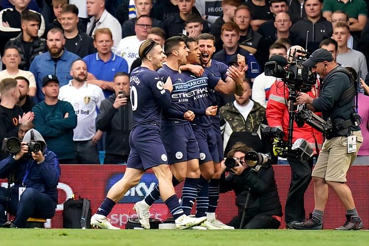 欧冠半场：克瑙夫打破僵局，法兰克福1-0巴塞罗那（欧冠半场战报：克瑙夫先开纪录，法兰克福暂1-0领先巴萨）