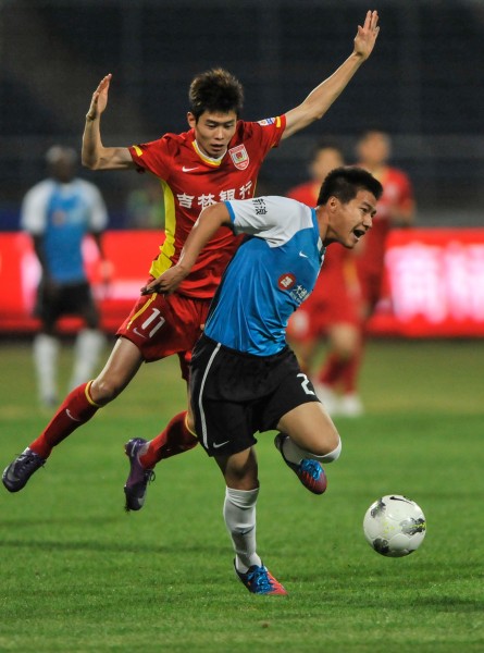 2025赛季，成都蓉城以红焰为刃、热血为甲，在三...（2025赛季，成都蓉城执红焰为刃、以热血为甲，向巅峰进击）