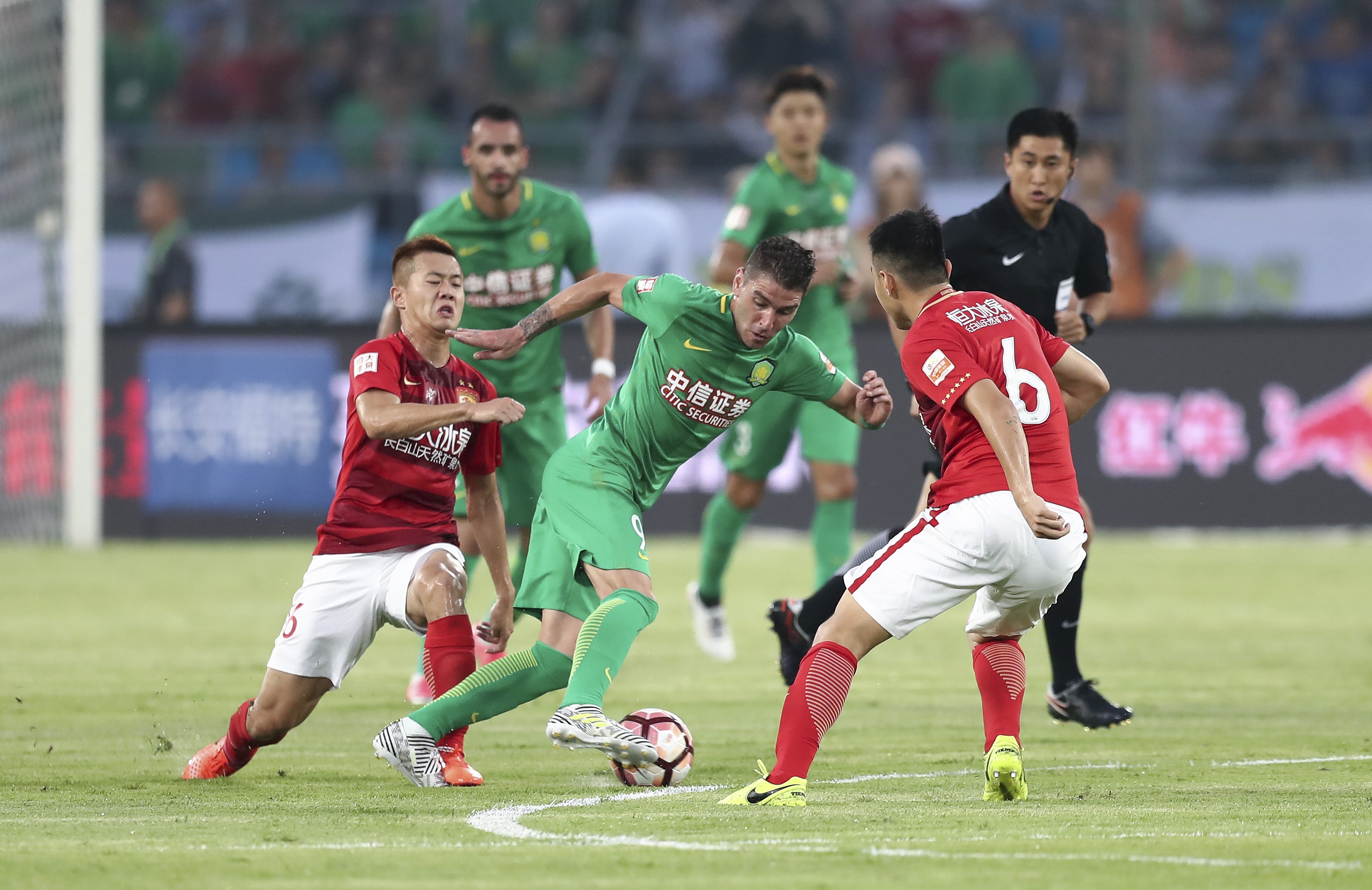 诺伊尔：孔帕尼有很多值得称道的优点；我现在只专注于俱乐部（诺伊尔称赞孔帕尼优点颇多；目前仅专注于俱乐部）